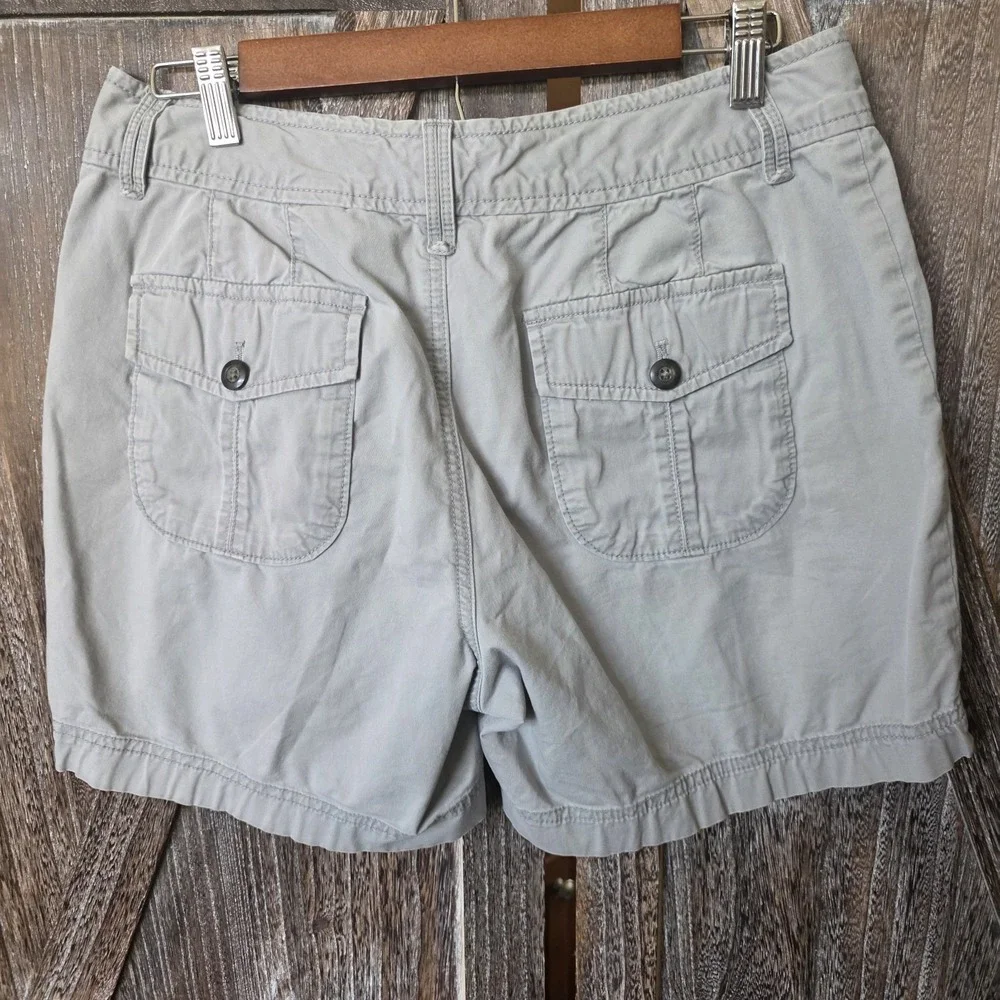 Eddie Bauer Shorts Women's Size 8 Light Gray Chinos Casual Stretch 6